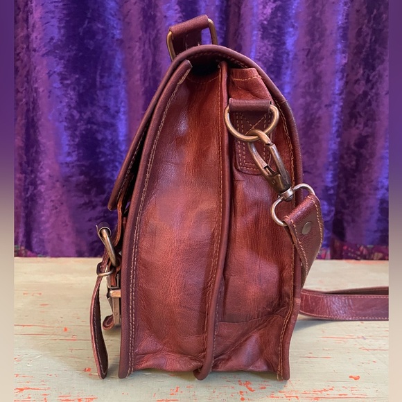 Dark brown leather men’s rustic explorer crossbody messenger satchel sling bag - Picture 5 of 14